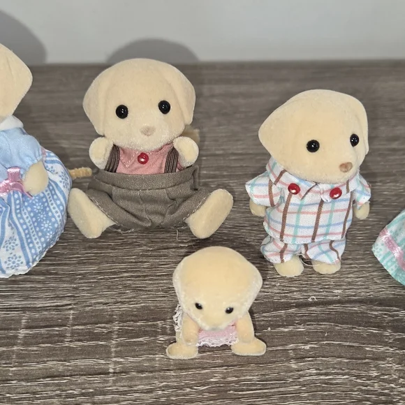 Sylvanian Families Calico Critters Lot of 4 Golden Labrador Dog Family. - Picture 2 of 8